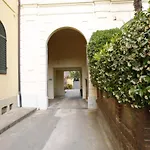 Lungarno Buozzi 7 *