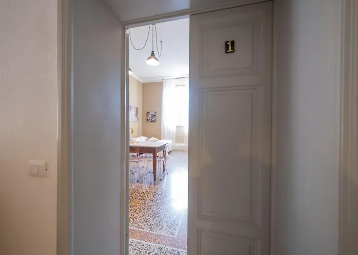 Lungarno Buozzi 7 * Pisa